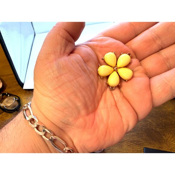 VTG Yellow Lucite Flower Jewelry Parts Lot – Large & Small Daisy Components Craf - Picture 4 of 8